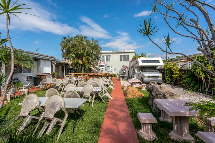 More Photos Of 1411 S Federal Hwy, Hollywood Hotel For Sale