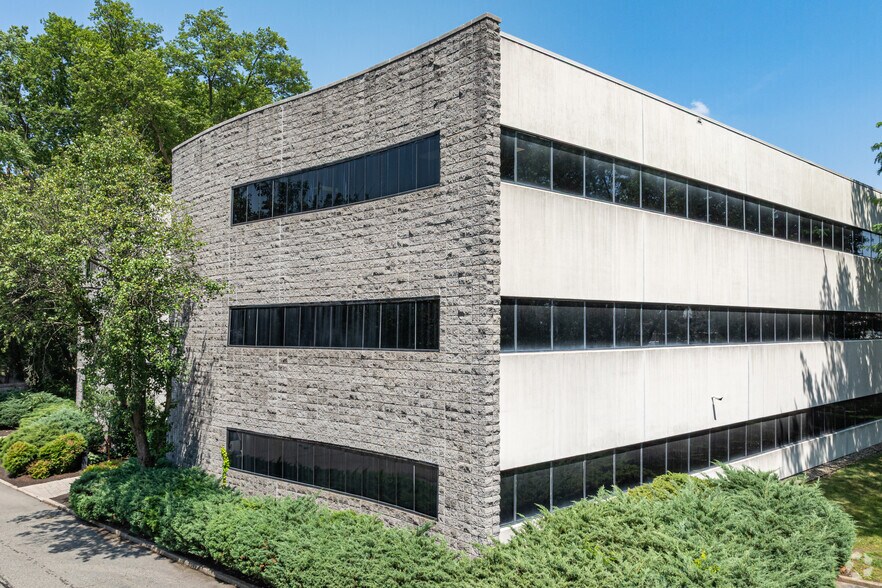 More Photos Of 1600 Saint Georges Ave, Rahway Office For Lease