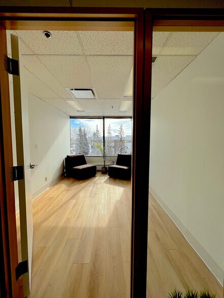 More Photos Of 290 Midpark Way SE, Calgary Medical For Lease