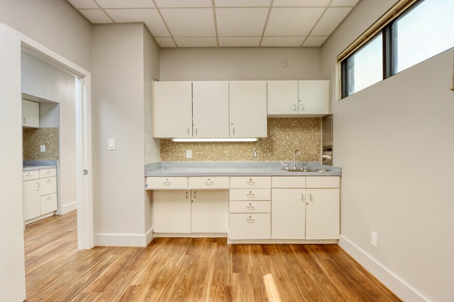More Photos Of 1717 N Garrett Ave, Dallas Medical For Sale