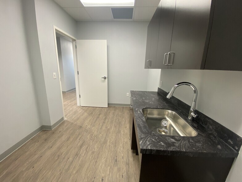 More Photos Of 1880 N Stonebridge Dr, McKinney Medical For Sale