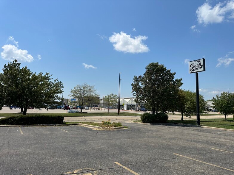 More Photos Of 900 Riverside Dr, East Peoria Restaurant For Sale