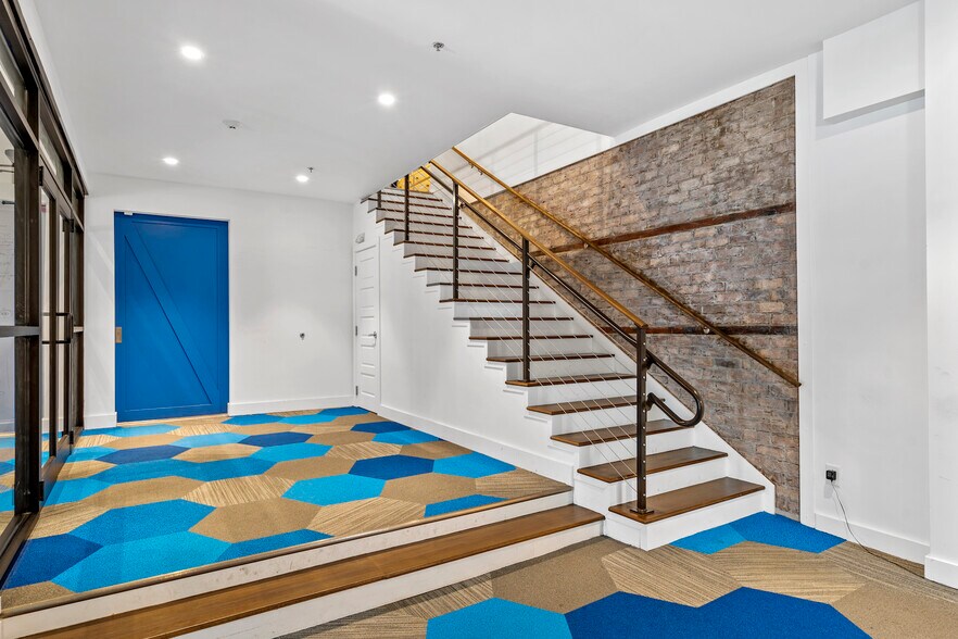 More Photos Of 816 Johnnie Dodds Blvd, Mount Pleasant Office For Lease