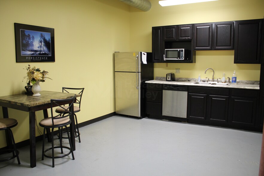 More Photos Of 1025 S Broadway St, Akron Warehouse For Lease