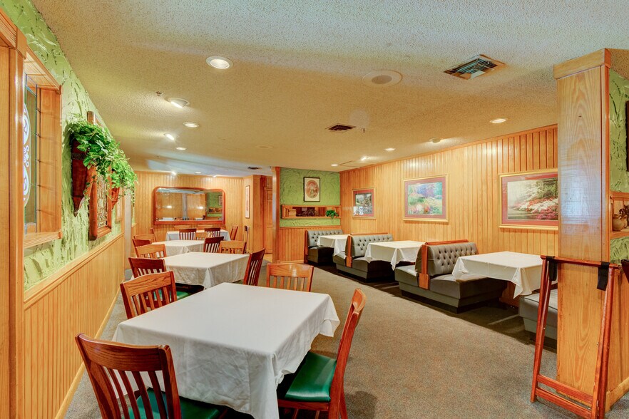 More Photos Of 1702 Park Hill Dr, Gainesville Restaurant For Sale