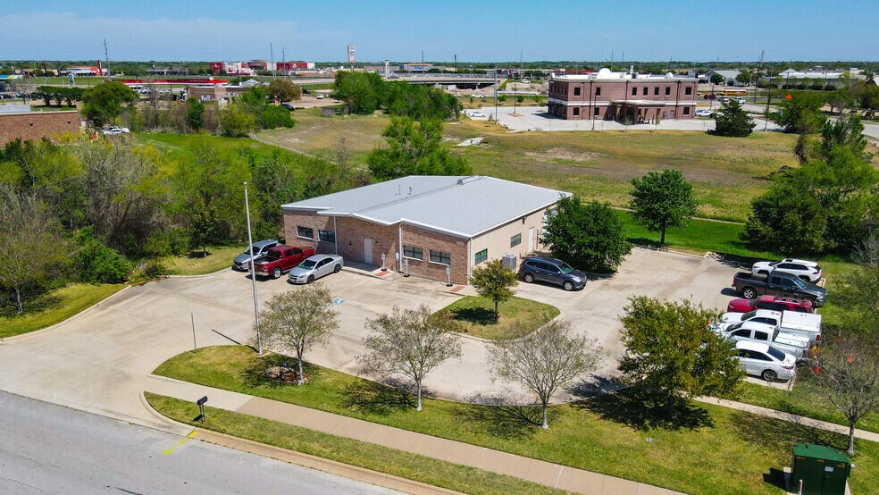 More Photos Of 2131 W Briargate Dr, Bryan Office For Sale