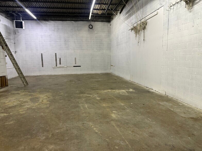 More Photos Of 7631 Fullerton Rd, Springfield Warehouse For Lease