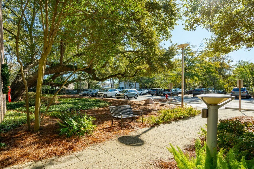 More Photos Of 710 Johnnie Dodds Blvd, Mount Pleasant Medical For Lease