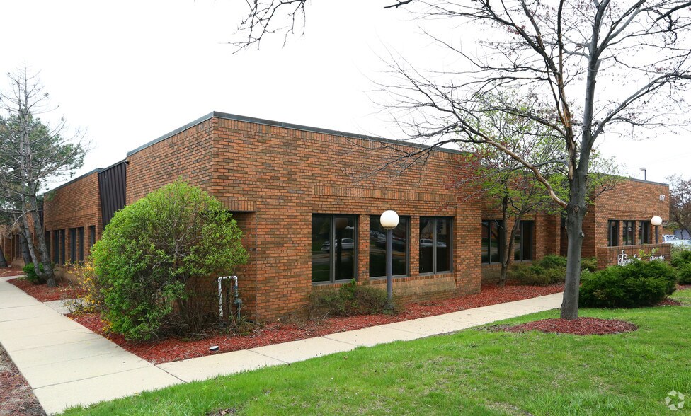 More Photos Of 657 E Golf Rd, Arlington Heights Unknown For Lease