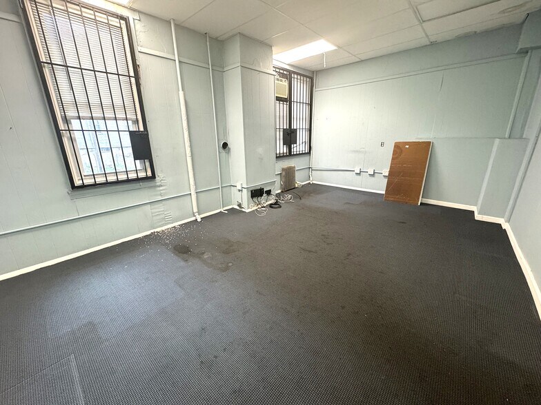 More Photos Of 3134 14th St, Long Island City Office For Lease
