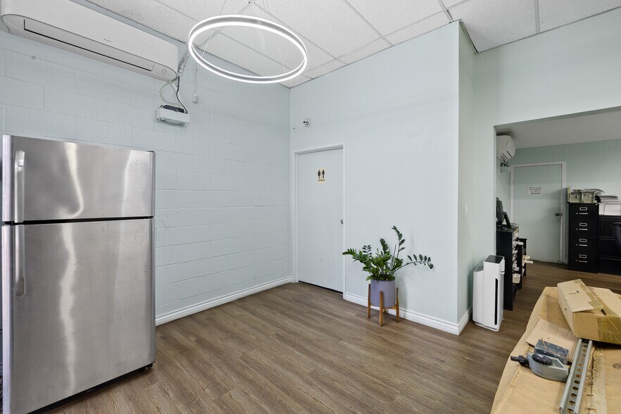 More Photos Of 151 W 33rd St, Los Angeles Warehouse For Sale