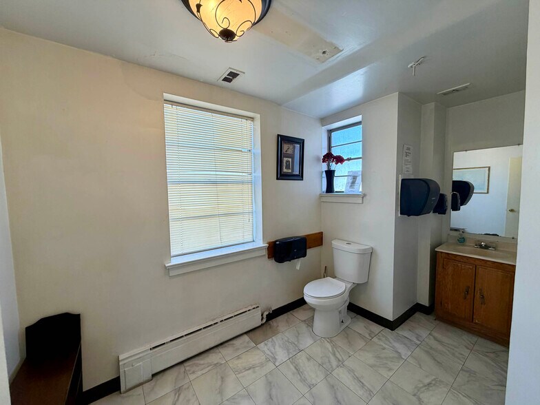 More Photos Of 5209 York Rd, Baltimore Office For Sale