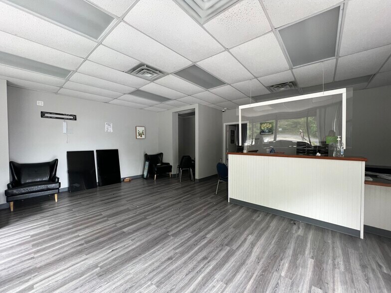 More Photos Of 2652-2690 E Main St, Bridgeport General Retail For Lease