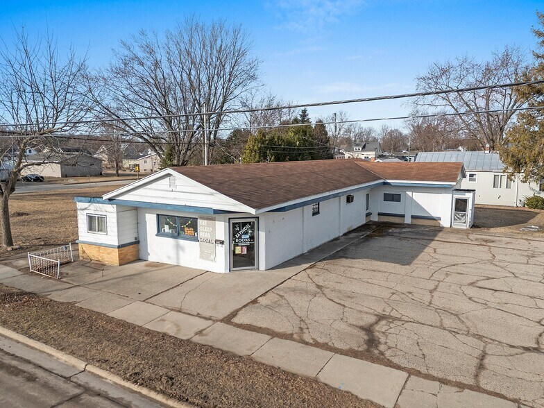 More Photos Of 302 Collins Ave, Oconto General Retail For Sale