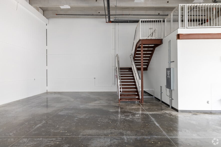 More Photos Of 6175 NW 102nd Ave, Doral Showroom For Sale