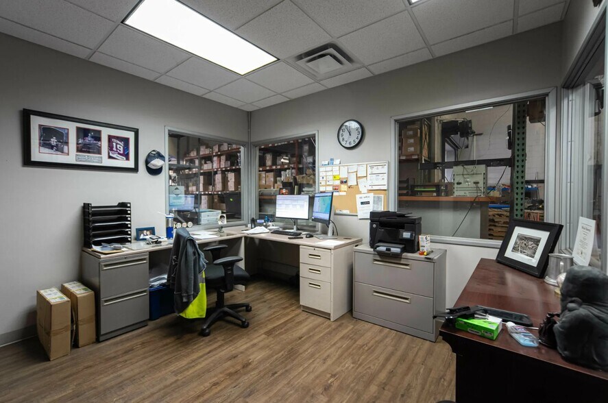 More Photos Of 3770 Dixie Hwy, Waterford Showroom For Sale