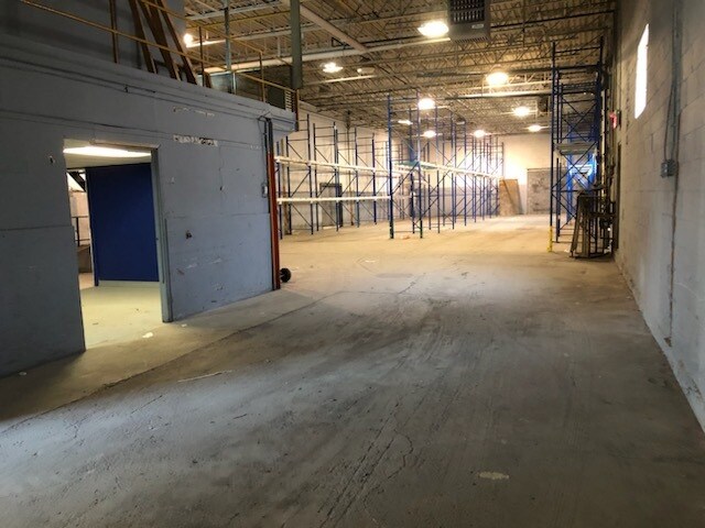 More Photos Of 6815-6819 Pl Pascal-Gagnon, Montréal Warehouse For Sale