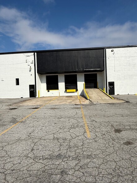 More Photos Of 15 Royal Dr, Forest Park Warehouse For Lease