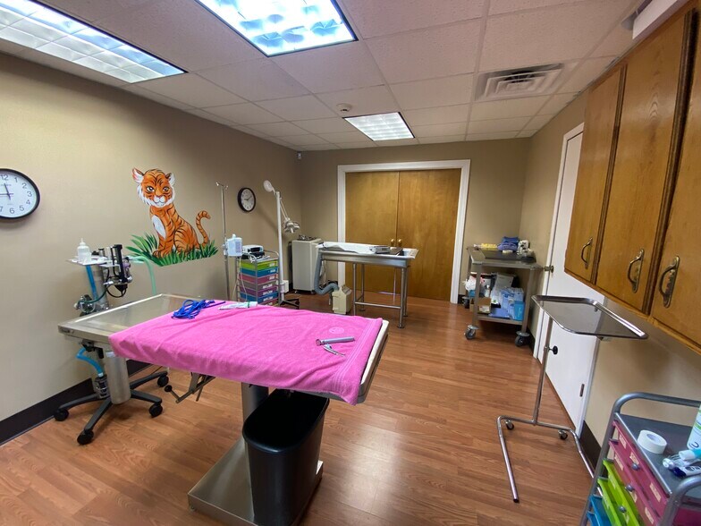 More Photos Of 2228 W College St, Springfield Veterinarian Kennel For Sale