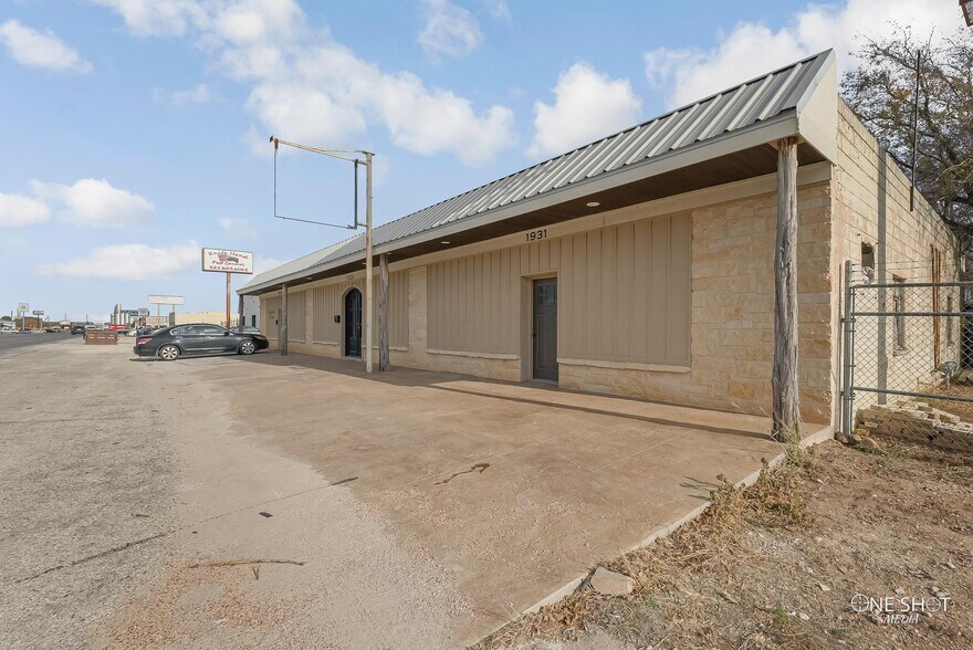 More Photos Of 1929 S Treadaway Blvd, Abilene Showroom For Lease