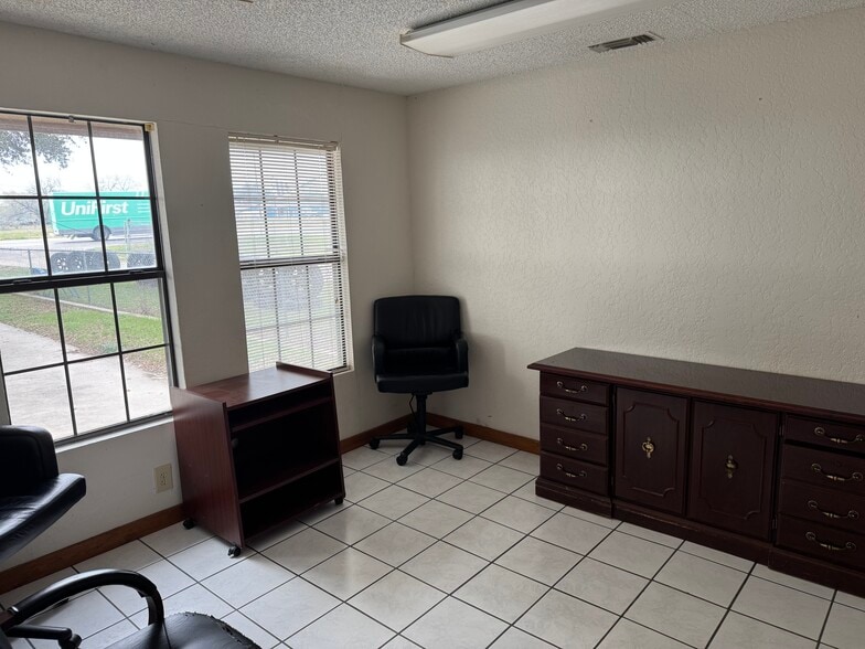 More Photos Of 7285 E US Highway 87, San Antonio Office For Sale