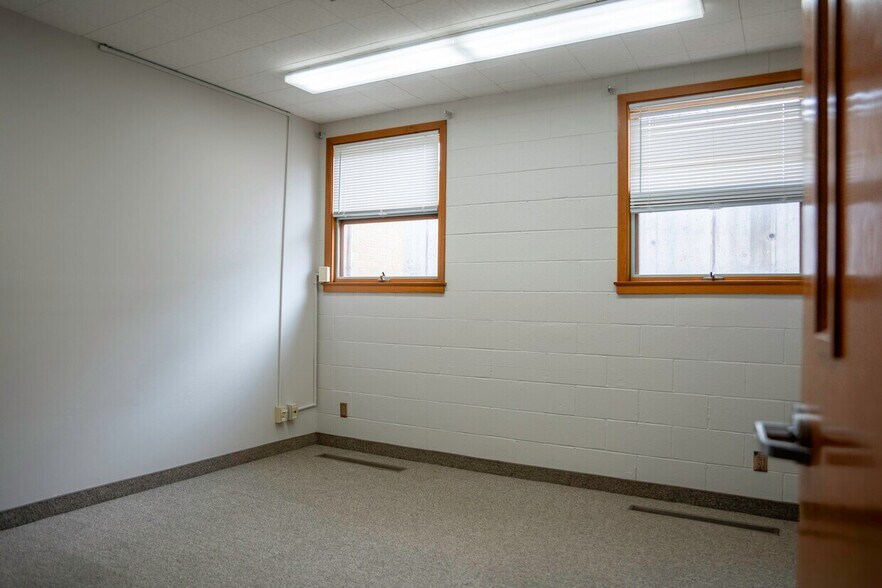 More Photos Of 330 W Halleck St, Papillion Religious Facility For Lease