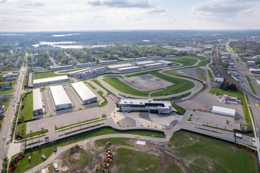 More Photos Of 154 W Speed Way, Pontiac Parking Garage For Sale