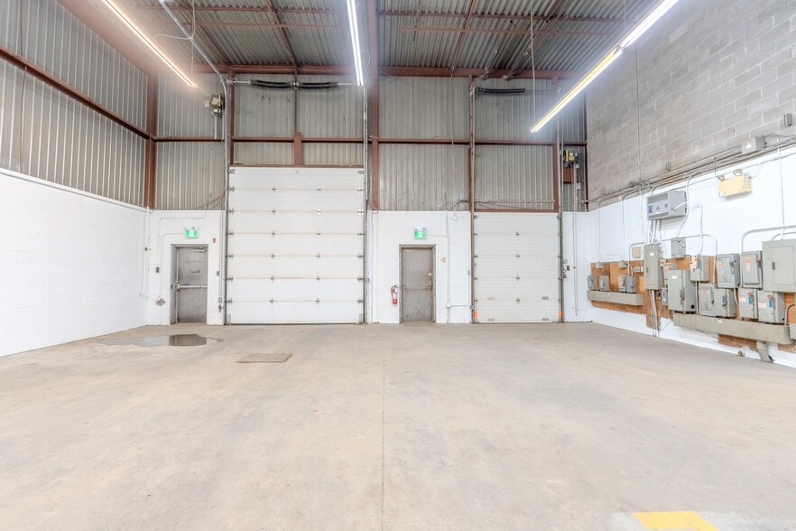 More Photos Of 8740-8754 Boul Pie IX, Montréal Warehouse For Lease