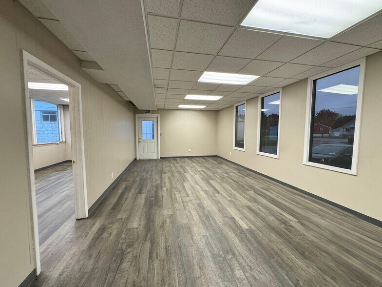 More Photos Of 304 W Second St, East Syracuse Warehouse For Lease