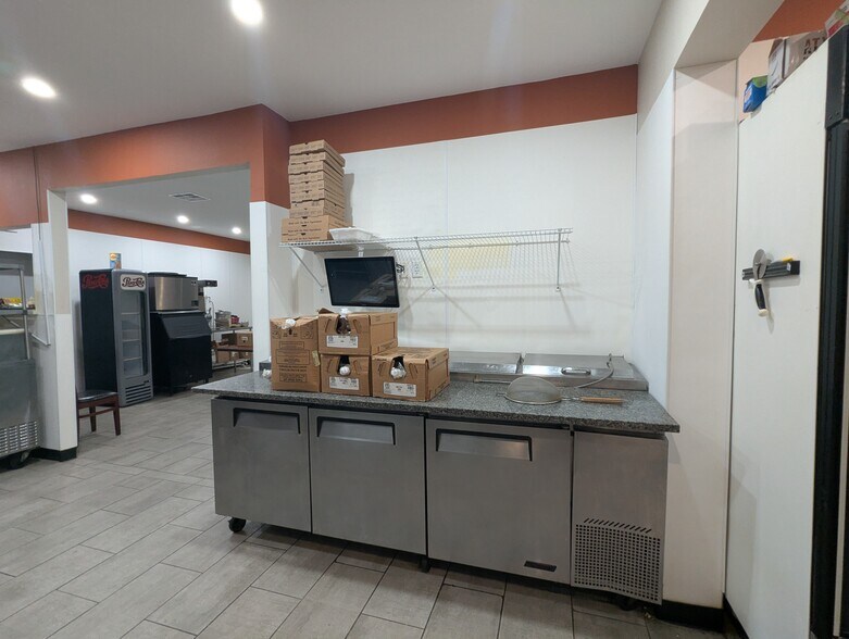 More Photos Of 1465 N Main St, Vidor Freestanding For Sale