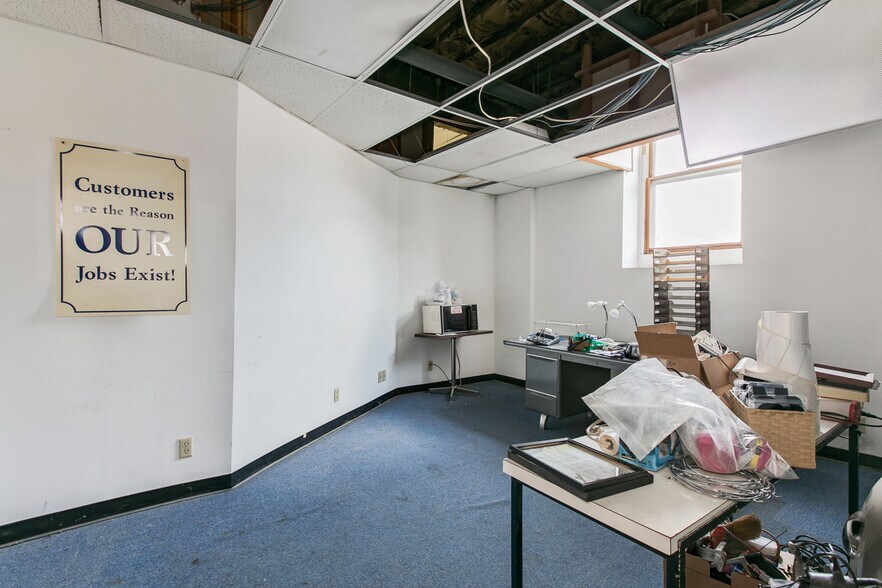 More Photos Of 444 Wacouta St, Saint Paul Showroom For Sale