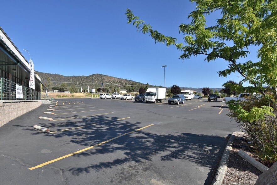 More Photos Of 1940 Fort Jones Rd, Yreka Freestanding For Sale