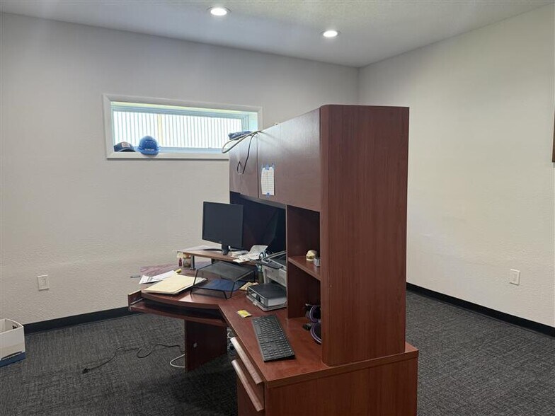 More Photos Of 6805 33rd St E, Sarasota Warehouse For Sale