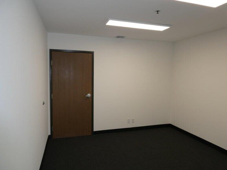 More Photos Of 787 W Woodbury Rd, Altadena Warehouse For Lease