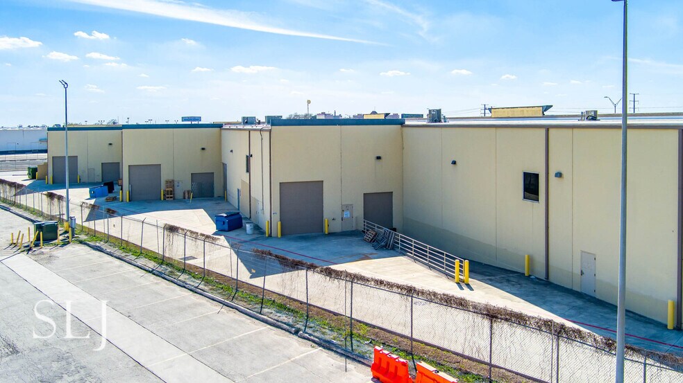 More Photos Of 4404-4420 N Interstate 35, San Antonio Showroom For Sale