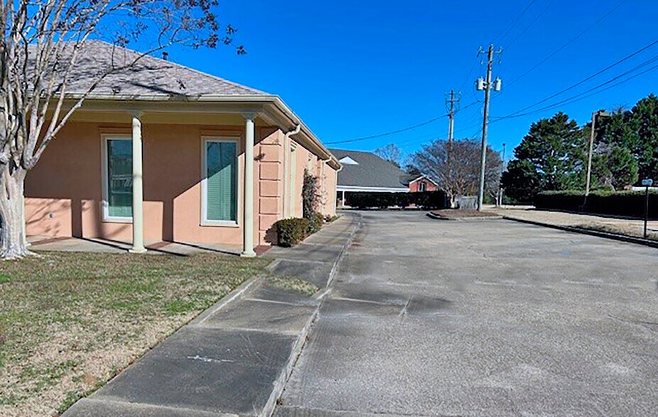 More Photos Of 316 St Lukes Dr, Montgomery Medical For Sale