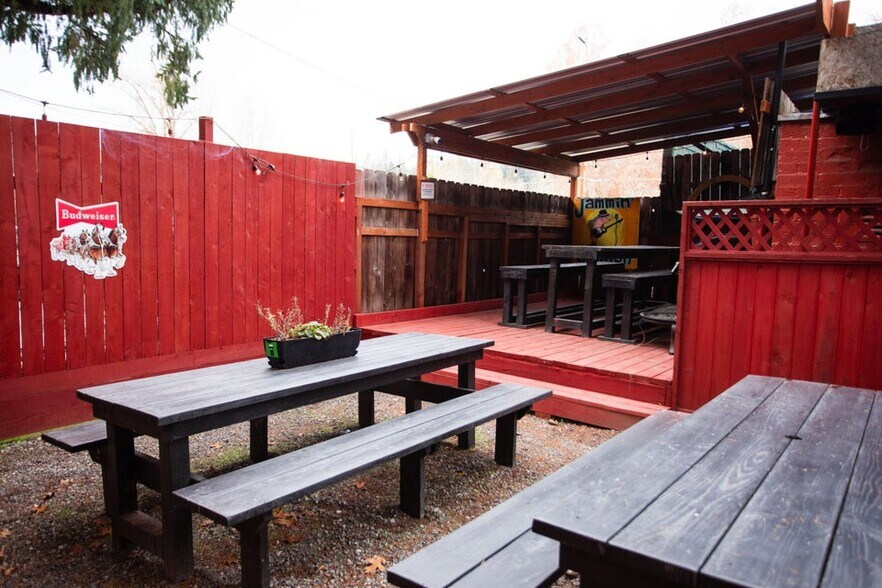 More Photos Of 6401 Rogue River Hwy, Grants Pass Bar For Sale