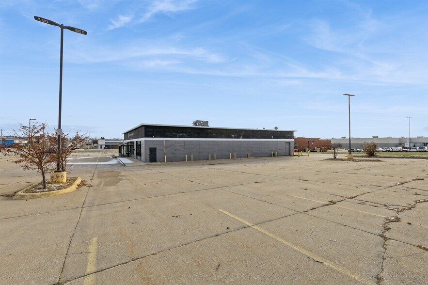 More Photos Of 1101 E Army Post Rd, Des Moines Freestanding For Sale