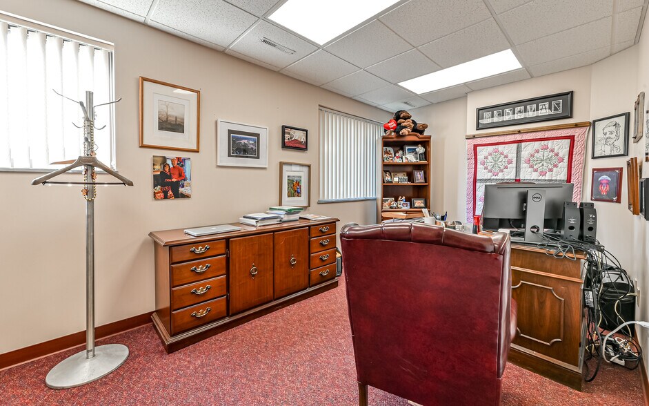More Photos Of 508-512 N Jefferson st, New Castle Medical For Sale