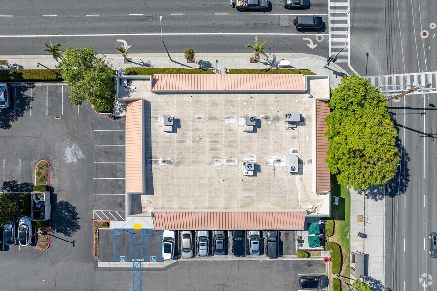 More Photos Of 2115 N Tustin St, Orange Freestanding For Lease