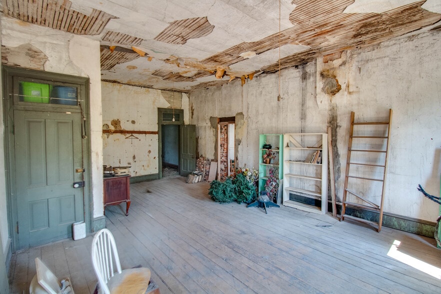 More Photos Of 223 N Pearl St, Waverly Restaurant For Sale