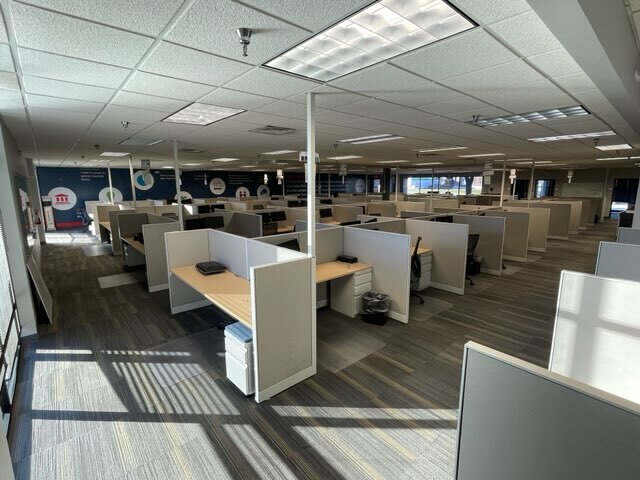 More Photos Of 11001-11071 Aurora Ave, Urbandale Flex For Lease