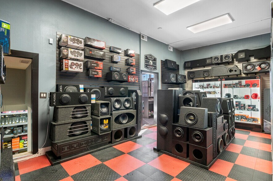 More Photos Of 1535 Chester St, Aurora Auto Repair For Sale