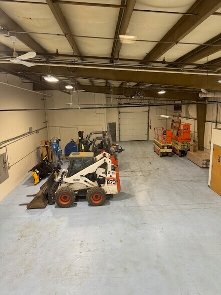 More Photos Of 156 Acorn Ln, Colchester Warehouse For Lease