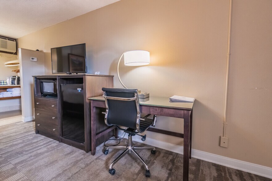 More Photos Of 1809 N 16th St, Wheatland Hotel For Sale