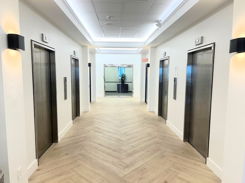 More Photos Of 711 N Carancahua St, Corpus Christi Office For Lease