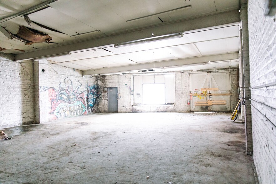 More Photos Of 6135-6139 Military Ave, Omaha Warehouse For Lease