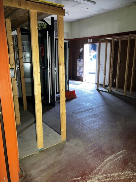 More Photos Of 221 N Main St, Benton Freestanding For Sale