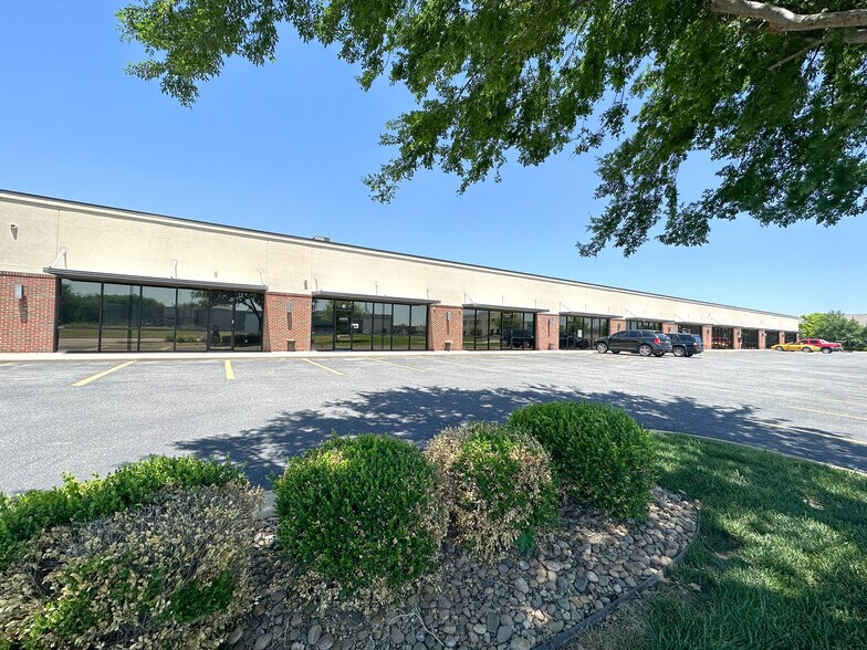 More Photos Of 7330 W 33rd St, Wichita Flex For Lease