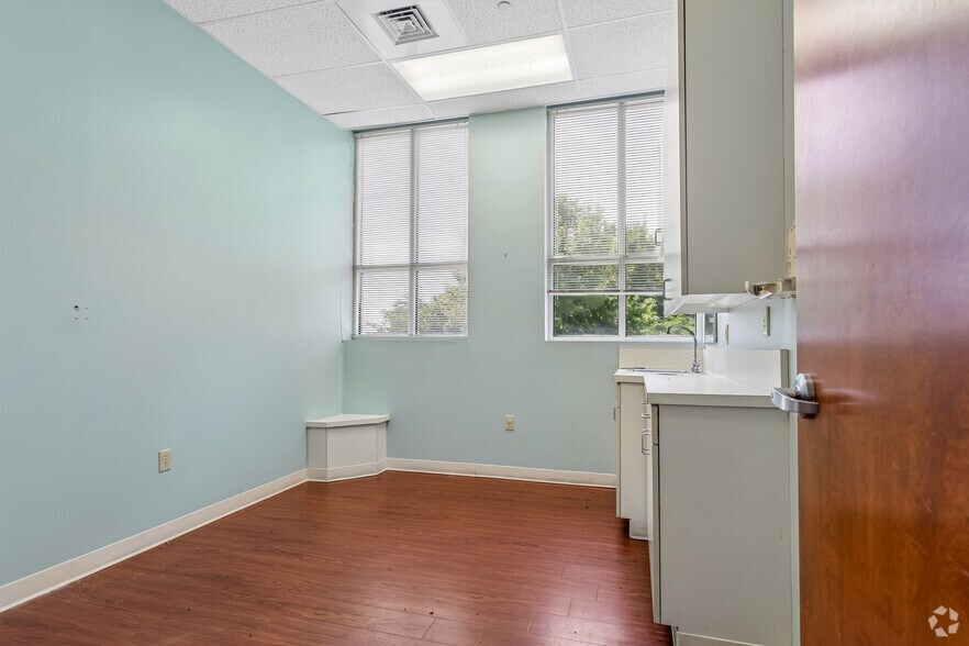More Photos Of 7800 Wolf Trail Cv, Germantown Medical For Sale